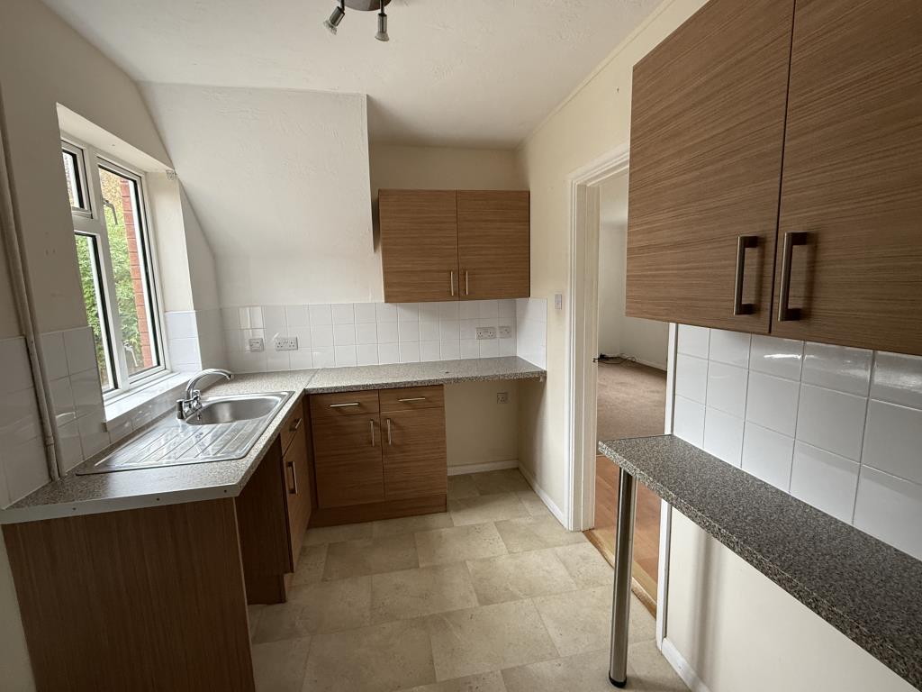 Lot: 11 - HOUSE IN NEED OF IMPROVEMENT - Kitchen in Semi in Wealden Village